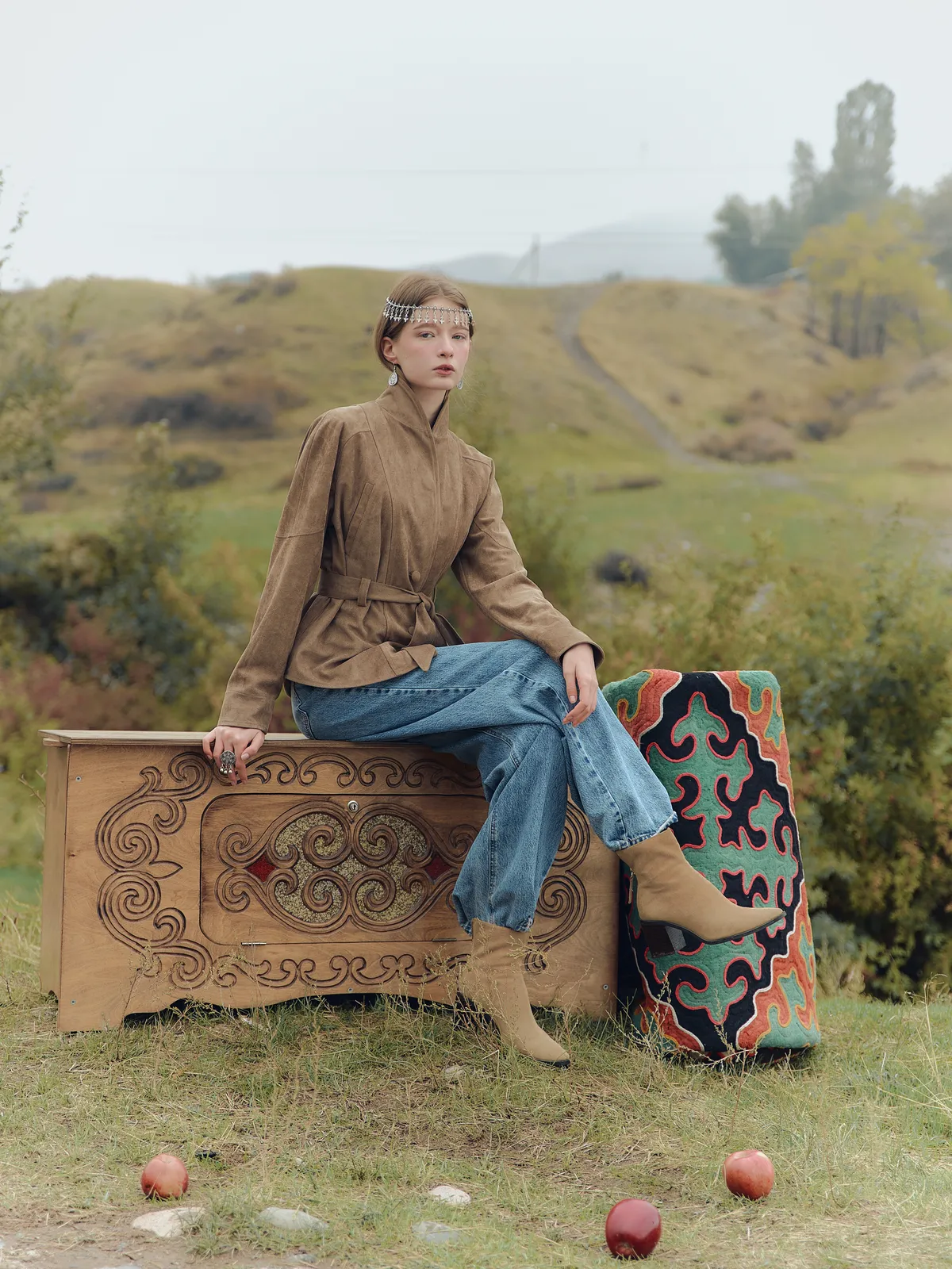 Sandyk 2025 - sitting on the carved chest