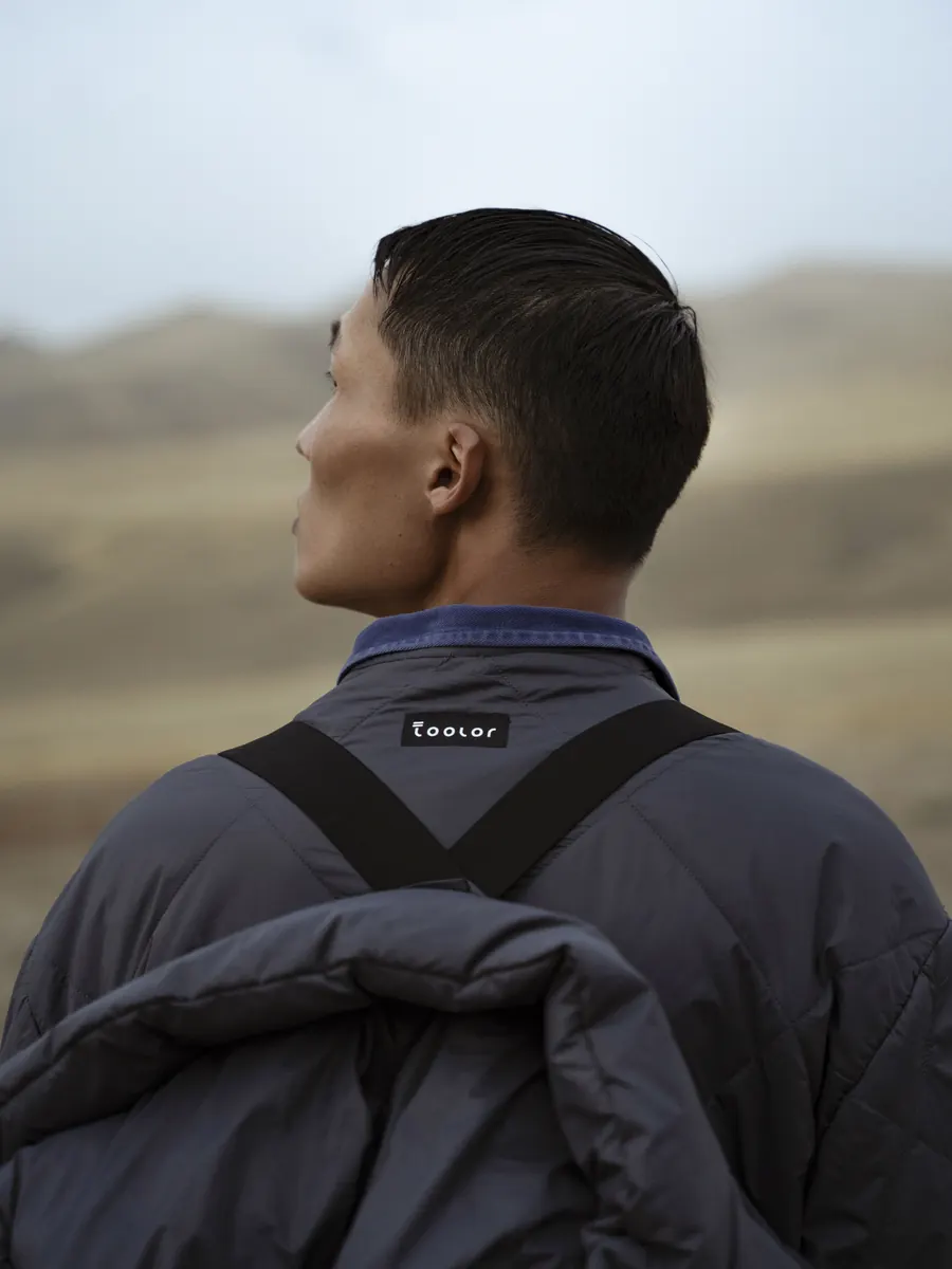 Quilted Toolor shell worn in the steppe, seen from behind